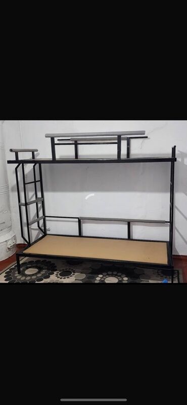 пш метр: Металлическая двухъярусная кровать c лестницами по обеим сторонам