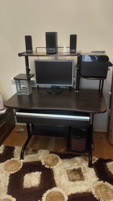 Ofis dəst mebeli: Salam. Komputer masasi satilir, normal veziyyetdedir, real aliciya