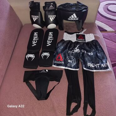 qarabağ forma satışı: Qara rəngdə olan Adidas əlcəkləri, Venum baldır qoruyucuları, Reebok