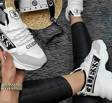 tn white and red: Ženske patike Guess – bele sa crnim detaljima i izraženim GUESS logom — 1