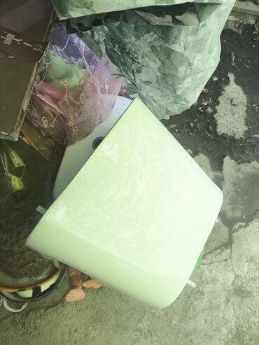 умывальник для частного дома: Продаю бачок унитаза расстояние крепежных дырок 14.5,повреждений