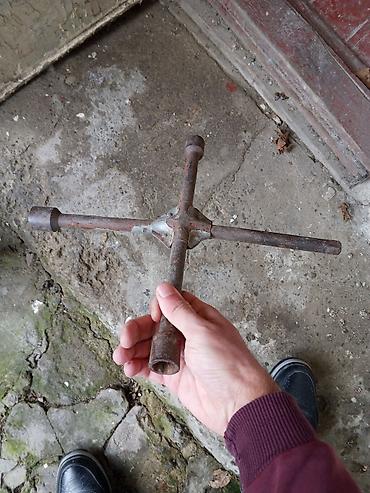 usta cantasi: Dörd tərəfli təkər açarı (krest açar). - Material: möhkəm metal — 1
