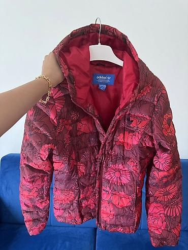 buggy satisi: Adidas tünd qırmız rəngdə kurtka eyində oturşu gözəldi yıgcam madeldi — 1