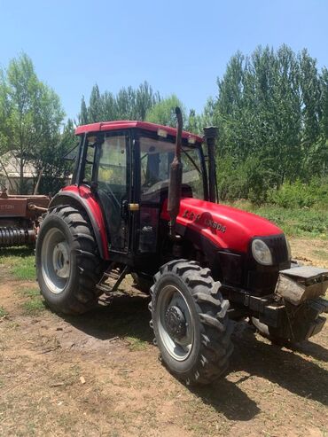 шины для внедорожников r16: Красный трактор LX 904 с кабиной и большими колесами. Оснащен