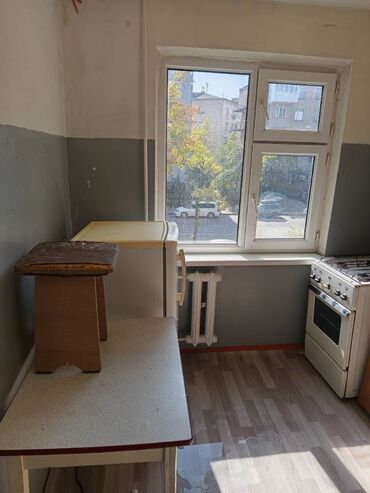3 комнатная квартира 104 серии: 1 комната, 33 м², 104 серия, 3 этаж