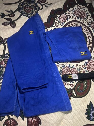 İdman formaları: Mizuno firmasının göy rəngdə judo forması. Dəstə həm şalvar, həm də