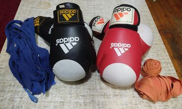 BYD: Adidas boks əlcəkləri və bintlır dəsti - Rənglər: qara-ağ və