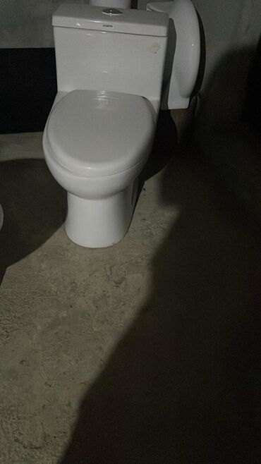 Bra, divar lampaları: Şüşə kölgəli, şirli metal əsaslı, dekorativ qızılı detallı bir divar — 17