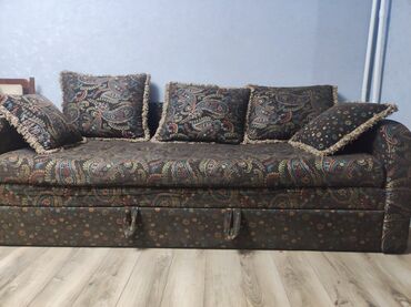 бу раскладной диван: Диван-керебет, түсү - Күрөң, Колдонулган