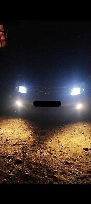 opel korsa: Qara rəngli Opel Vectra avtomobili. Avtomobilin salonunda mavi