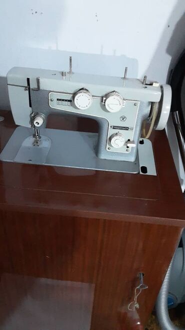 швейные машинки советские: Швейная машинка советская, рабочая. 4000 сом