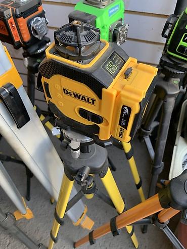Лазерный уровень DEWALT с аккумулятором и штативом. Компактный