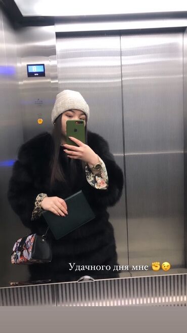 шубу из искусственного меха: Шуба из темного меха (визуально — черный/графит). - Объемный