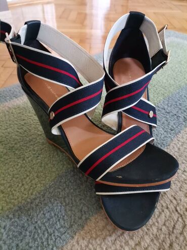 zenske sandale 42 broj: Kao nove Tommy Hilfiger sandale. Materijal: koža, lak, elastin. Visina
