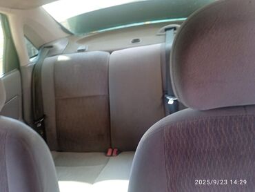 Ford: Ford Focus sedan (mk1) – yaşıl rəngli, 4 qapılı. Texniki və daxili — 12