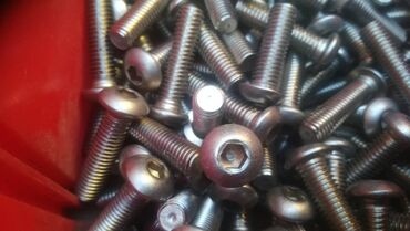 Šrafovi i matice: Opis: Velika količina metalnih šrafova, idealnih za širok spektar — 2