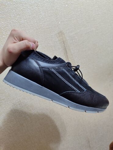 tufli na 39 razmer: Спортивные кожаные кроссовки
Турция Moon Shoes
Размер 39-40
Новые