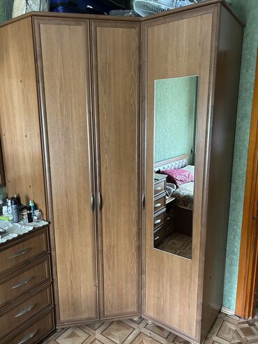 Другие мебельные гарнитуры: Продаю шкаф с комодом, зеркалом, двумя прикраватными комодами и