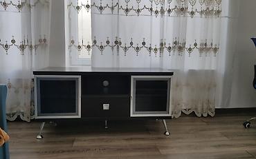 kassa qutusu: TV altlığı / mediya konsolu - Material: tünd rəngli laminat taxta — 1