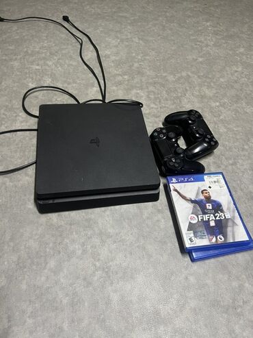 купить руль и педали для пк: Игровая консоль PlayStation 4 Pro в черном цвете. В комплекте два