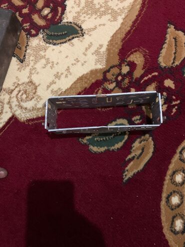 Maqnitofonlar: Bosch avtomobil maqnitofonu (head unit) üçün əsas blok və metal montaj — 3