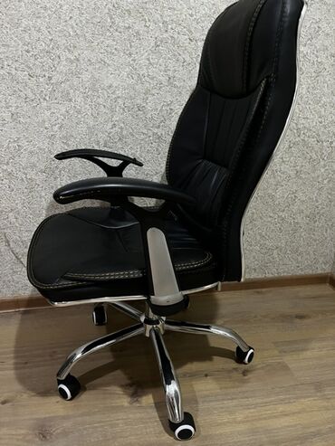 Ofis və oyun kresloları: Təkərli, Qolları tənzimlənmir, Dəri