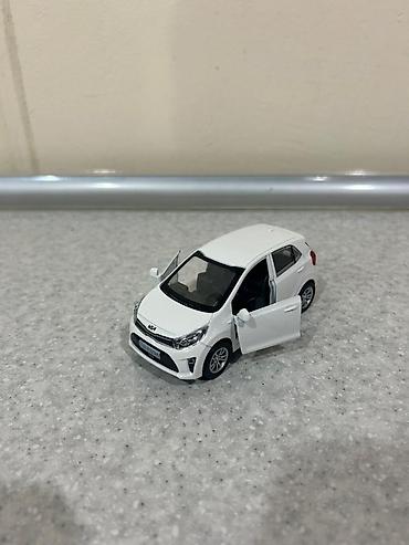 Avtomobil modelləri: Ağ rəngli mini model avtomobil – SUV tipli, realistik detallarla. - — 8