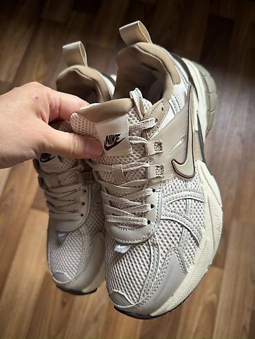 Айымдардын бут кийими: Кроссовкалар, 36.5, 37, 37.5, Nike, Колдонулган, түсү - Саргыч боз, Өзү алып кетүү, Акысыз жеткирүү, Акылуу жеткирүү — 3
