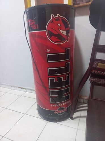 Metal axtaran aparatlar: HELL Energy Drink brendli dairəvi vitrin soyuducu - Silindrik dizayn