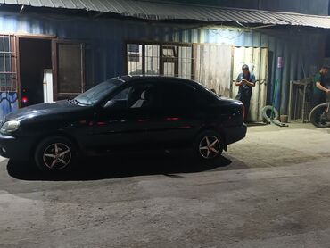 домкраты на авто: Черный седан заз шанс 1.3 идеальный для городской езды и повседневных