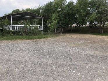 Binalar: Ağ rəngdə, geniş sahəyə malik, bir mərtəbəli bina. Bina müxtəlif -da lalafo.az — 4 Binalar: Ağ rəngdə, geniş sahəyə malik, bir mərtəbəli bina. Bina müxtəlif — 4