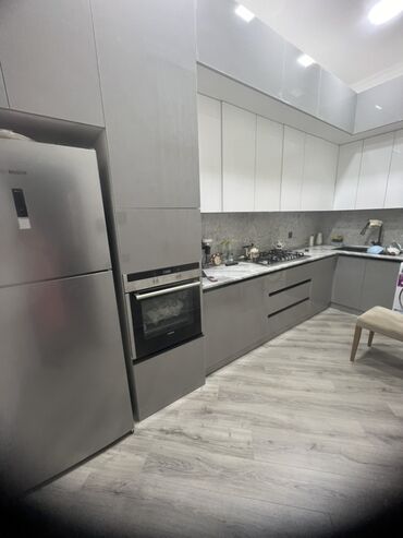 Uzunmüddətli kirayə mənzillər: 4 otag - Zal: Geniş və işıqlı otaq, kristal lüstrlü asma tavan — 11