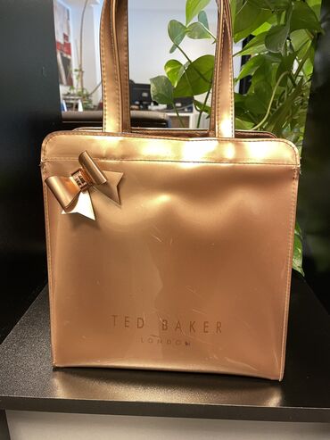 tedi bunde: Orginal Ted Baker iconic çanta. Materialı bərkdir. Üzərində və içində