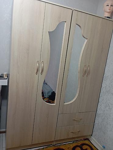 standing mirror: Трёхсекционный платяной шкаф из ЛДСП цвета дуб с двумя зеркальными — 2