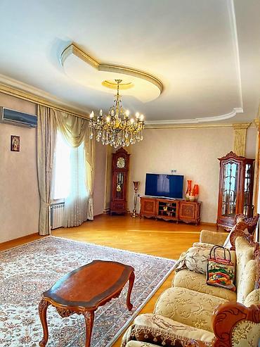 Həyət evləri və villaların satışı: Satılır – 3 mərtəbəli fərdi yaşayış evi - Ümumi sahə: geniş həyətli — 6