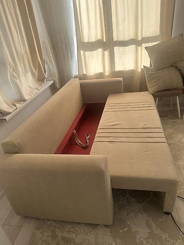 sofa: Бежевый прямой диван-кровать с механизмом раскладывания вперед. - — 1