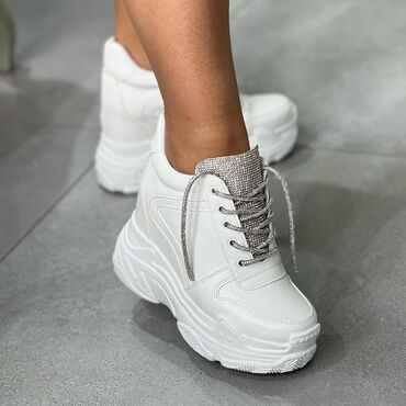 Women's Sneakers and athletic shoes: Cena 4800din
Br36-40
Skrivena peta 9cm — 12