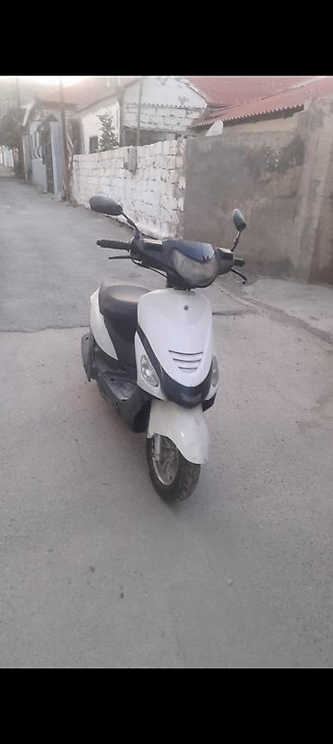 Skuter – şəhər içi rahat hərəkət üçün kompak model - Korpus: ağ/qara