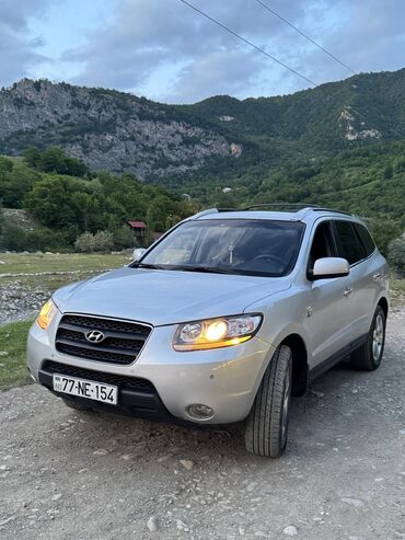 reduktor 1:3: Hyundai Santa Fe, gümüş rəngli krossover/SUV. Texniki və dizayn