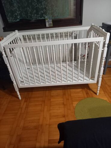 komode sa kliznim vratima: Drveni krevetac za bebe u beloj boji, pogodan je za bebe od rođenja