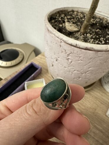 серебро обручальное кольцо: Кольца из серебра : 1) с зеленым камнем 1ое фото - 700 сом шикарное