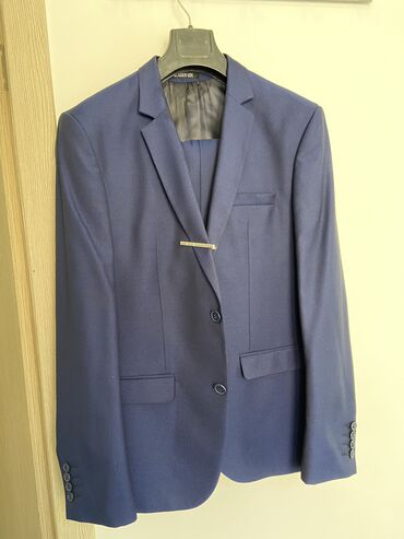 Костюмы: Двойка костюм размер 52 но маломерит подходит на 50
Рост 176-185 — 3