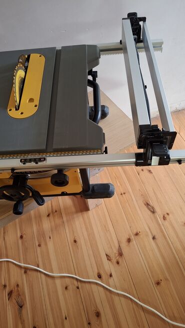 Digər mişarlar: DeWalt markalı stolüstü mişar, ağac emalı və digər materialların dəqiq