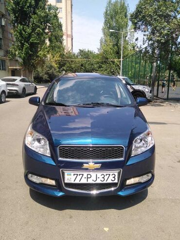 ucuz tap az masin: Mavi rəngdə olan Chevrolet Aveo sedanı. Salonda oturacaqlar boz