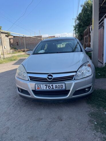 Opel: Продается автомобиль Opel Astra в серебристом цвете. Салон в хорошем