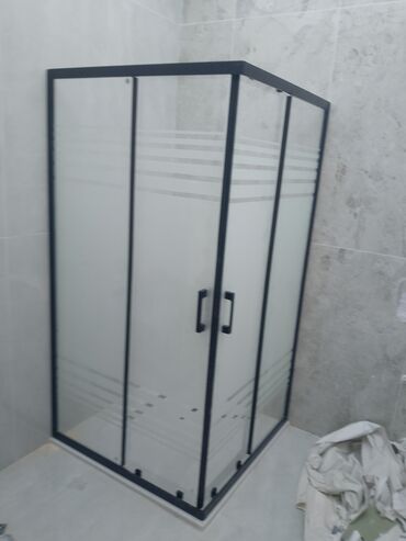 bak su çəni: Şüşə duş kabinası, hamam otaqları üçün nəzərdə tutulmuşdur. Şəffaf və