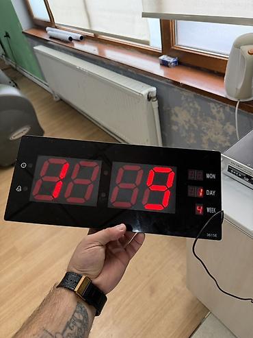 sufre dekoru: Divar saatları, Elektron, Arxa işıq — 1