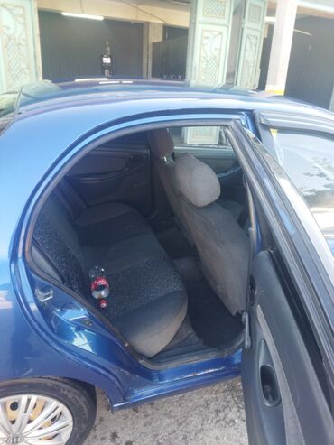 Другие автомобили: Седан синего цвета, компактный и экономичный. Кузов 4‑дверный — 4