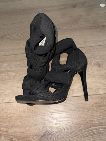 горная обувь: Элегантные женские туфли на высоком каблуке от Steve Madden. Модель