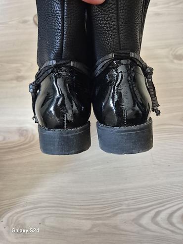 moon boots snizenje: Crne kožne poluduboke čizme sa lak kožom i ukrasnim kaišem - — 2